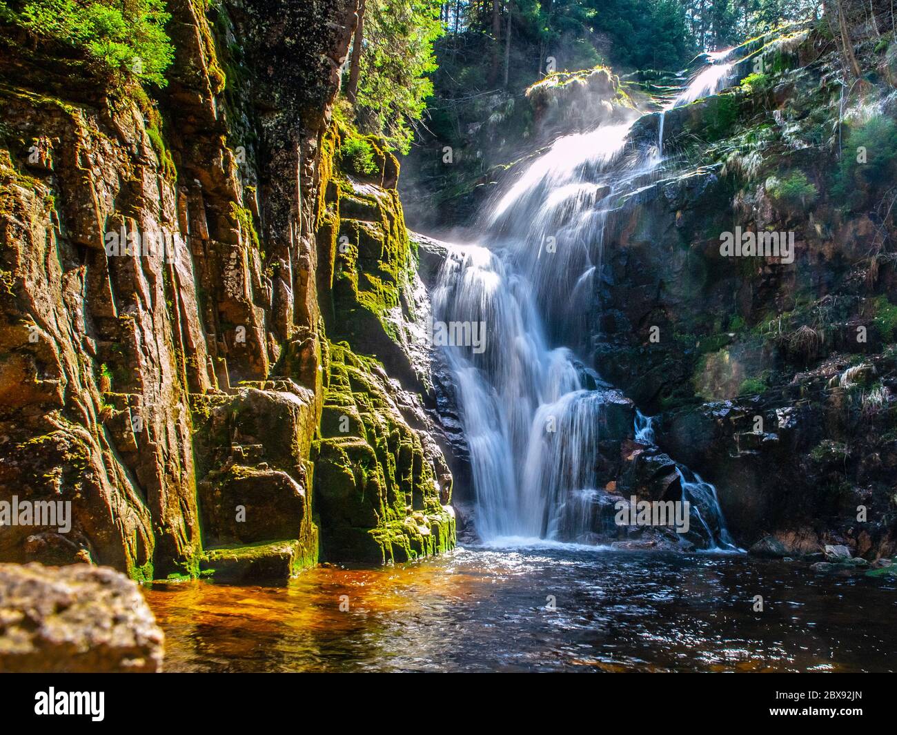 Kamienczyk Wasserfall in der Nähe von SzklarskaPoreba im Riesengebirge oder Karkonosze, Polen. Langzeitbelichtung. Stockfoto