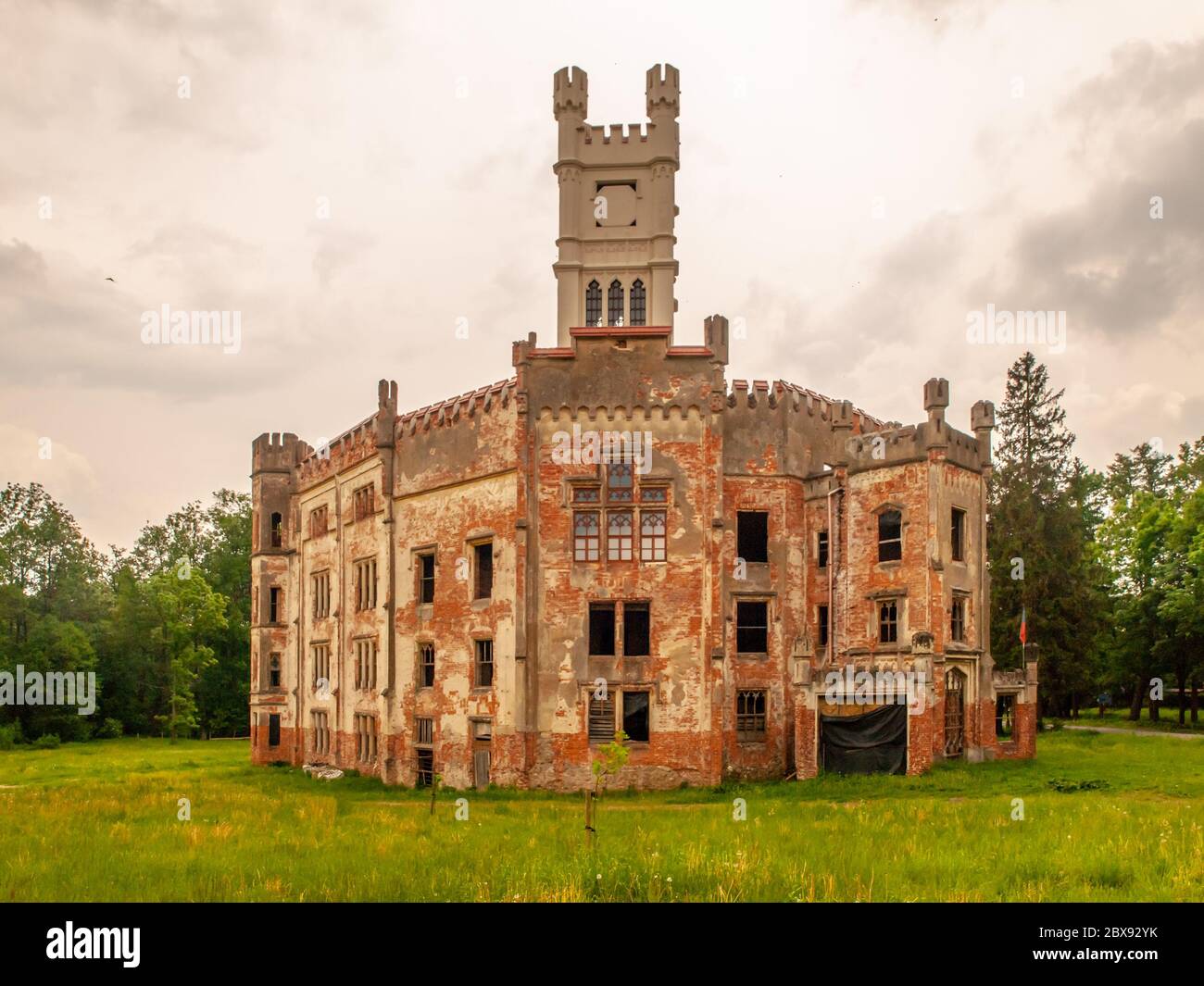 Ruinen der alten Burg in Cesky Rudolec, Tschechische Republik. Stockfoto