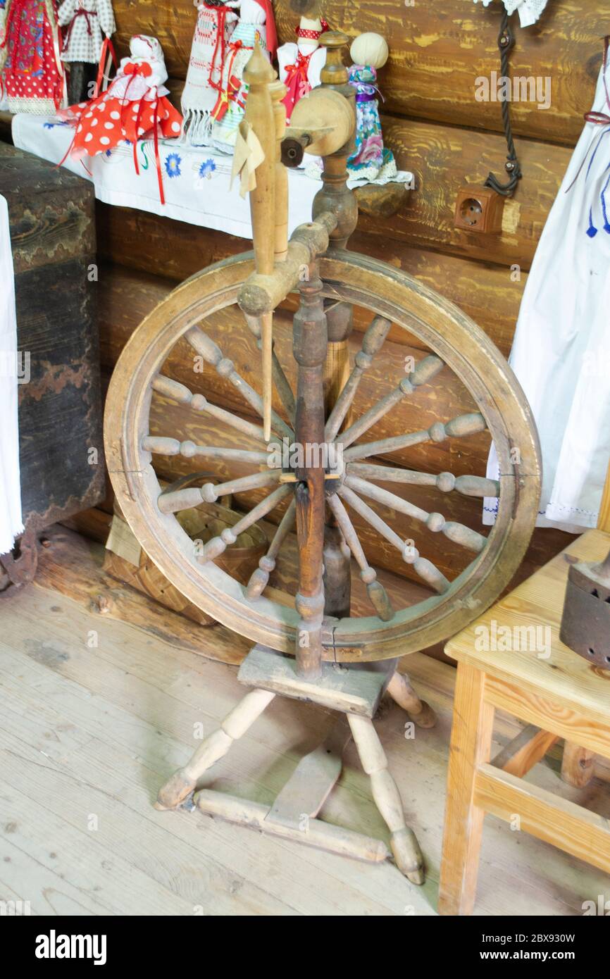 Altes Personal. Spinnrad. Gerät zur Herstellung von Garnen. Vintage-Distaff, vertikales Bild Stockfoto