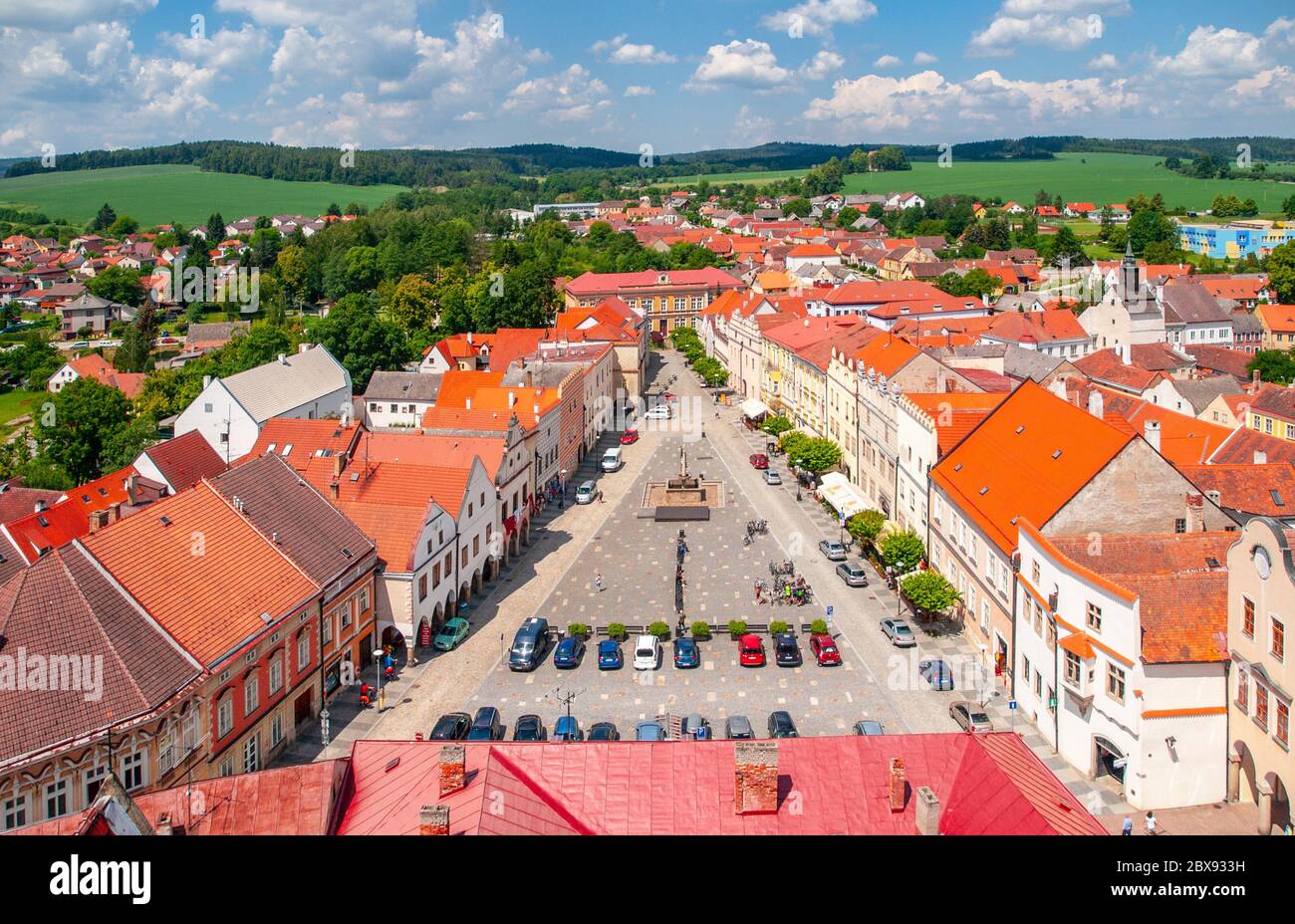 Luftaufnahme des Peace Town Square vom Glockenturm in Slavonice, Tschechien, Kanada. Stockfoto
