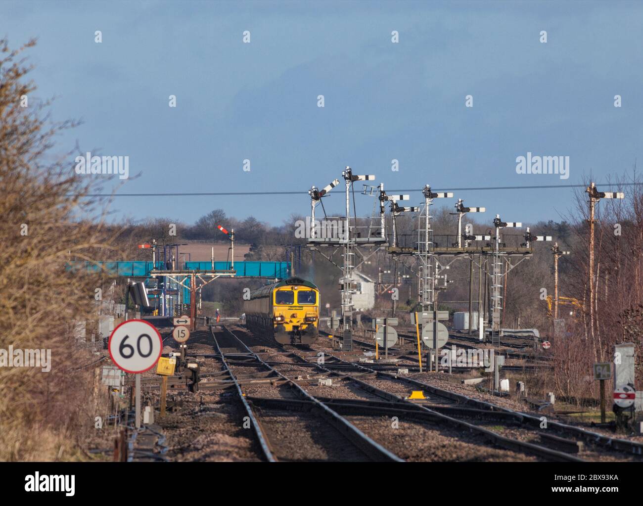 Freightliner 66 Diesellokomotive 66515, die die mechanischen Semaphore Signale in Wrawby Junction, Barnetby (Lincs) mit einem Kohlezug passiert Stockfoto