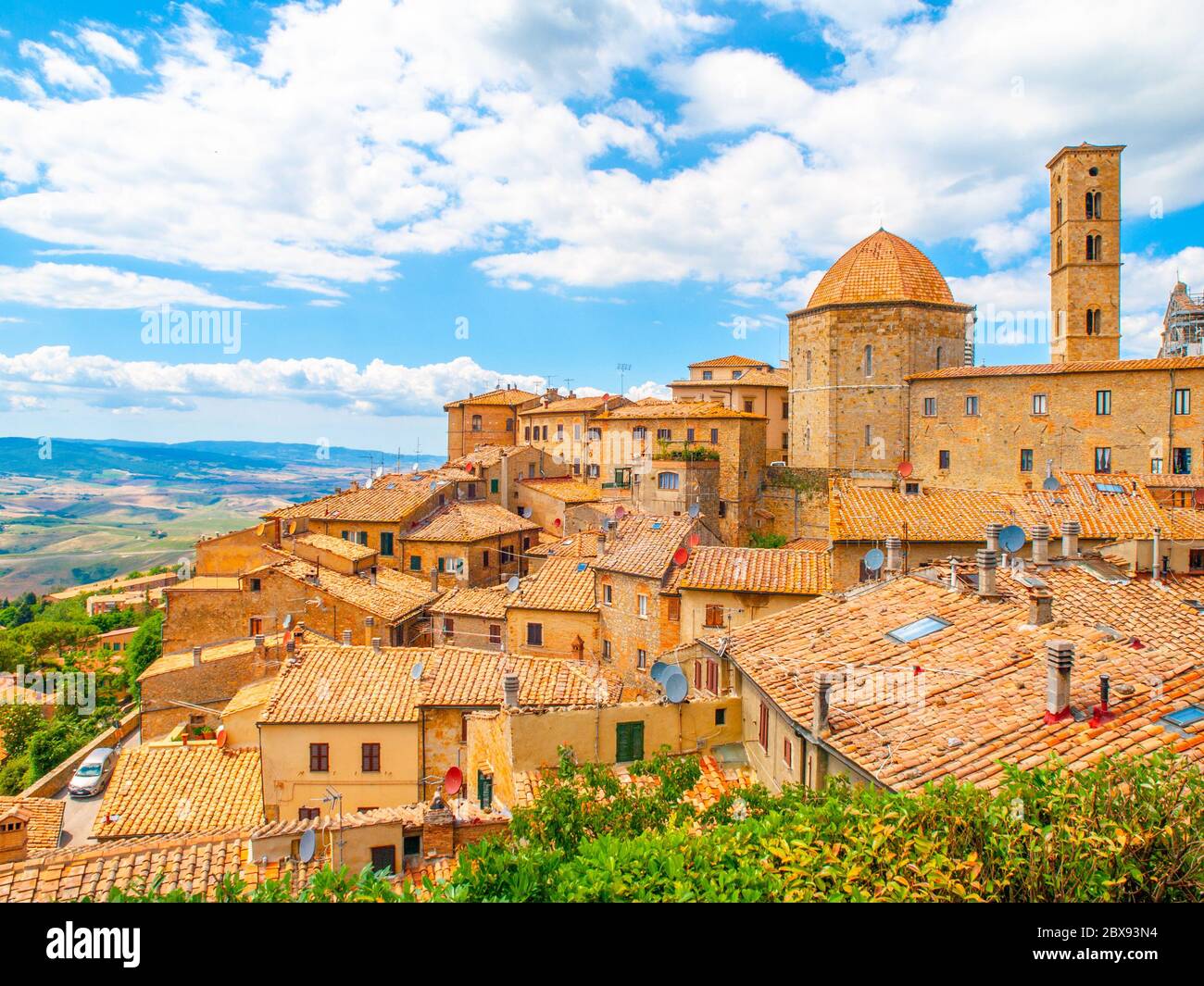 Panoramablick auf Volterra - mittelalterliche toskanische Stadt mit alten Häusern, Türmen und Kirchen, Toskana, Italien. Stockfoto