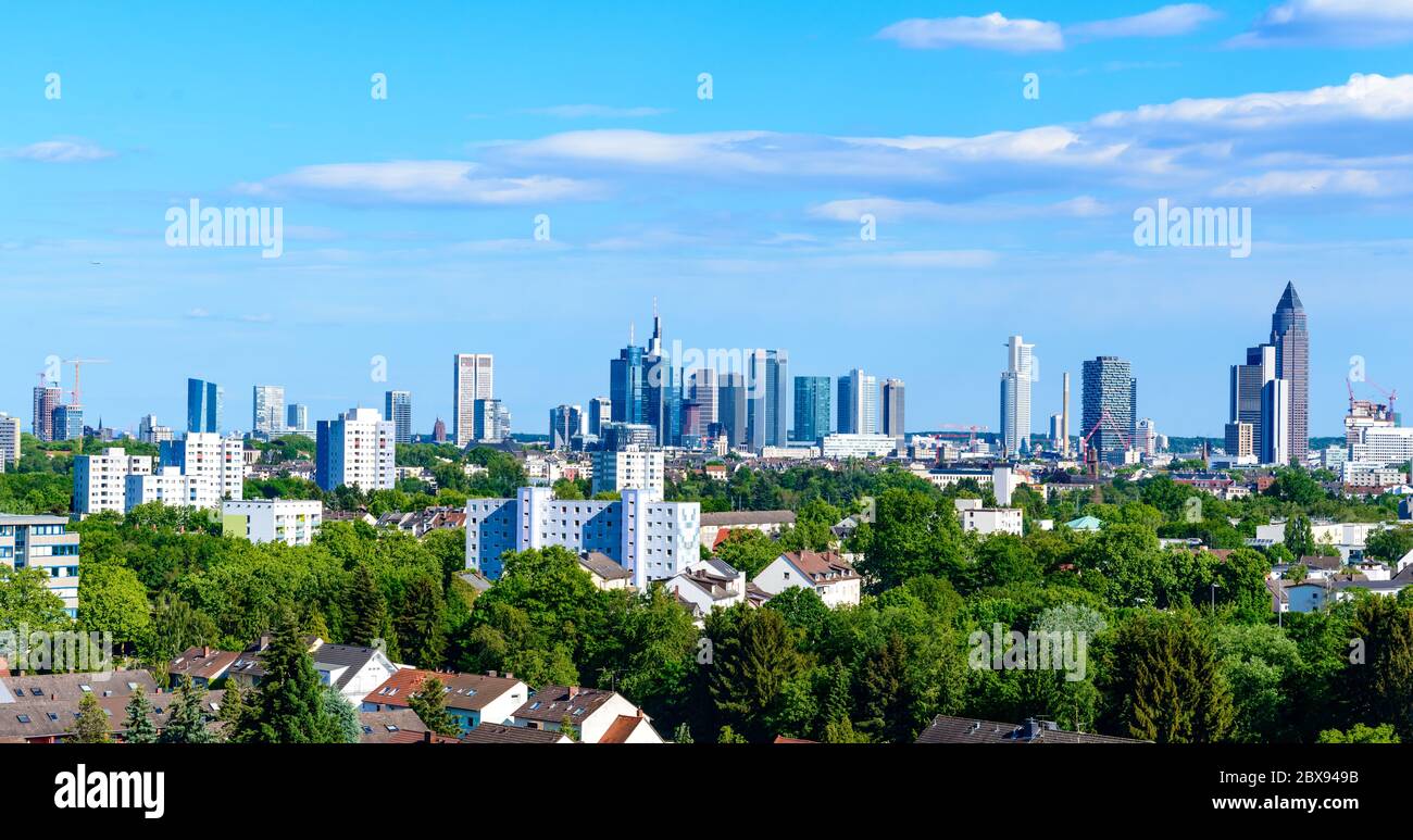 Schöne Luftaufnahme der europäischen Finanzzentrum Stadt Frankfurt am Main Downtown Skyline im Frühjahr. Blauer Himmel, Wolken, grüne Bäume. Hessen, Deutschland. Stockfoto