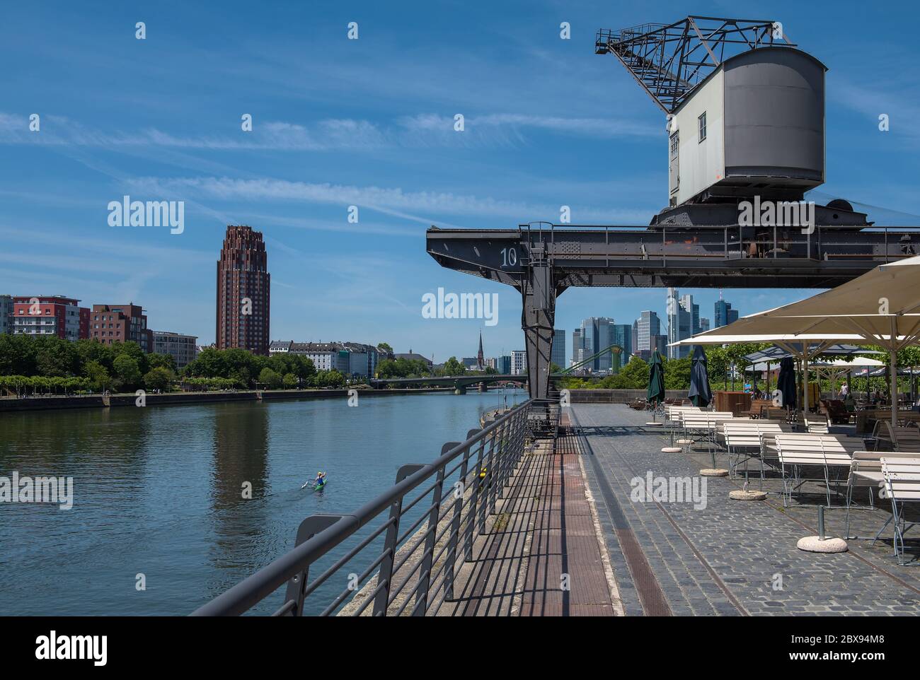 Alte Kran und Restaurant in Osthafen am Mainufer in Frankfurt, Deutschland Stockfoto