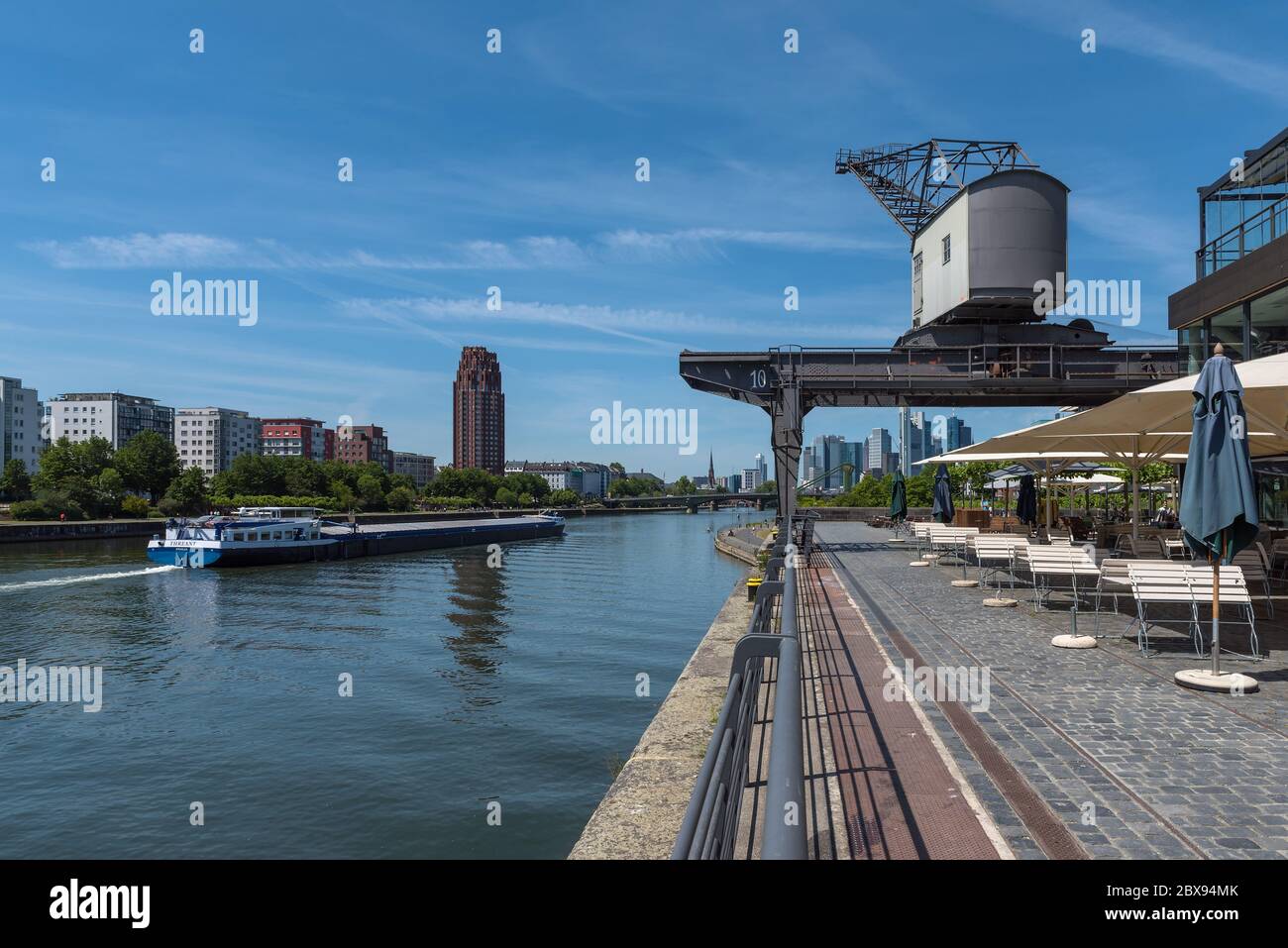 Alte Kran und Restaurant in Osthafen am Mainufer in Frankfurt, Deutschland Stockfoto