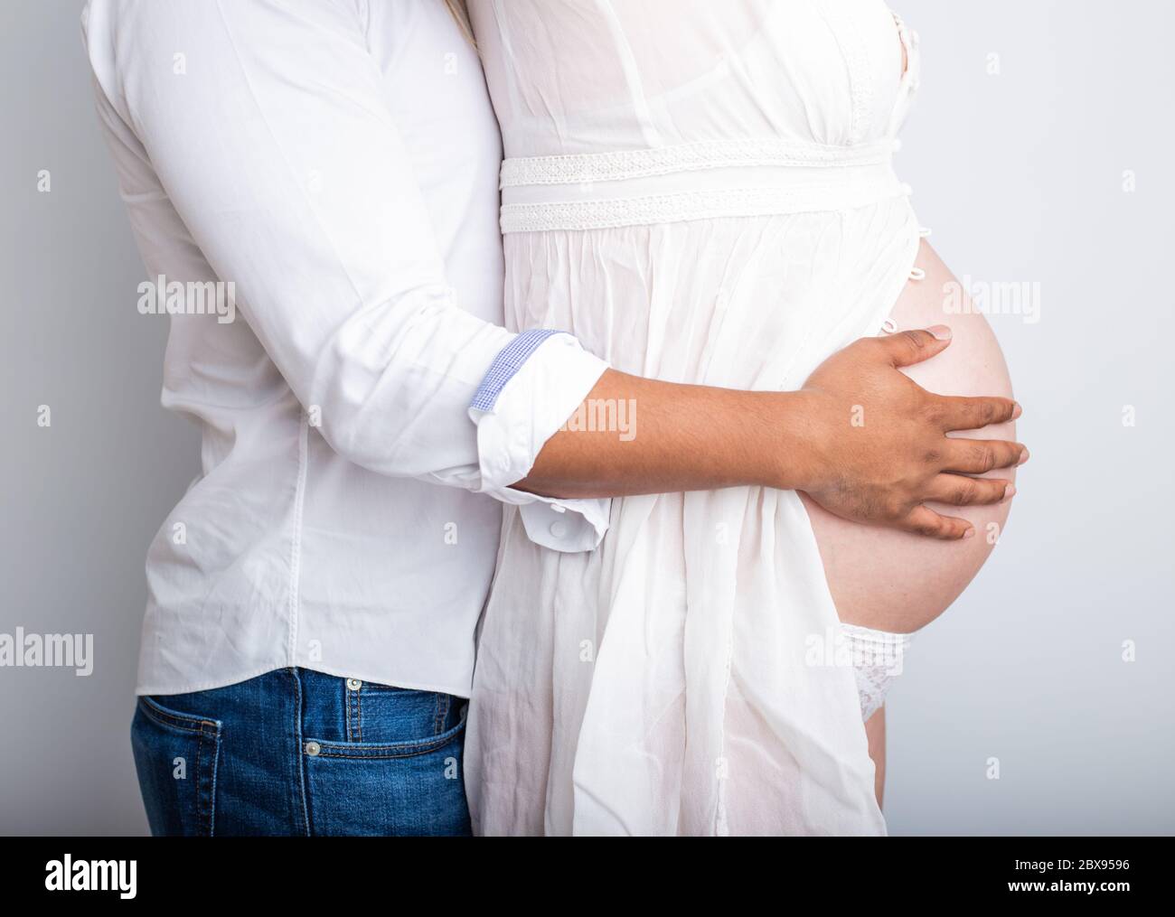 Schwangere Paar in der Liebe mit Baby Bauch. Hände auf Bauch Baby Bump. Ehemann Hand schwanger Bauch Stockfoto