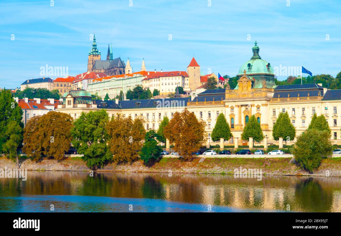 Prager Panoramablick auf die Prager Burg und die Straka-Akademie - Sitz der Regierung der Tschechischen Republik. Stockfoto