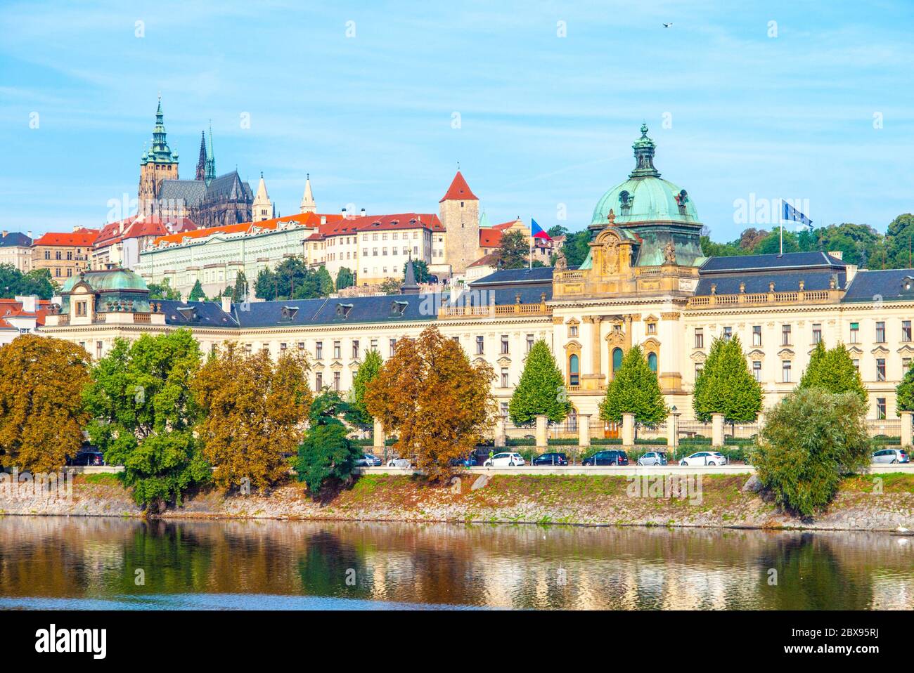 Prager Panoramablick auf die Prager Burg und die Straka-Akademie - Sitz der Regierung der Tschechischen Republik. Stockfoto