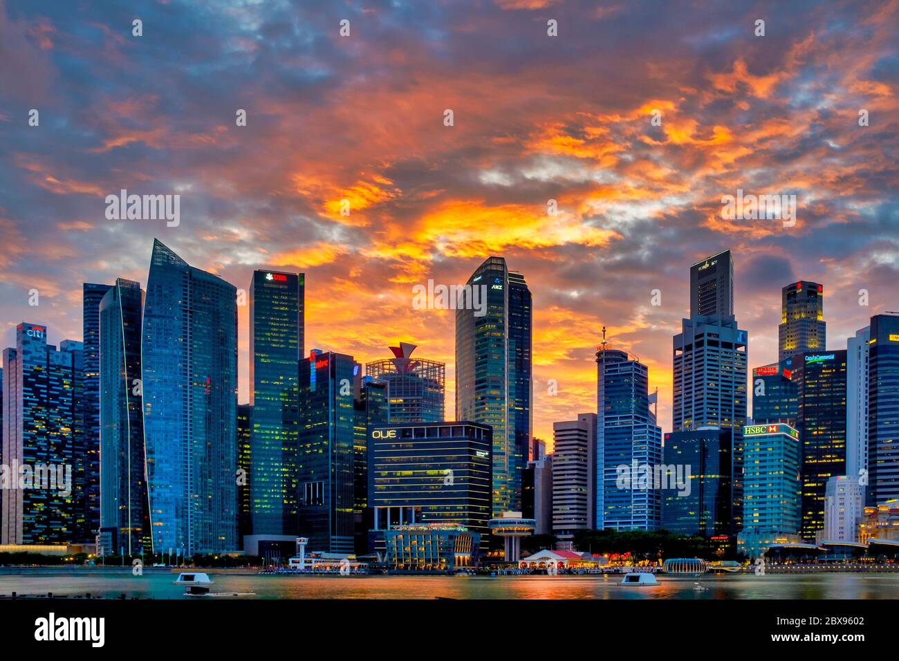 Blick auf den Kern der Innenstadt von der Marina Bay bei Sonnenuntergang, Singapur Stockfoto