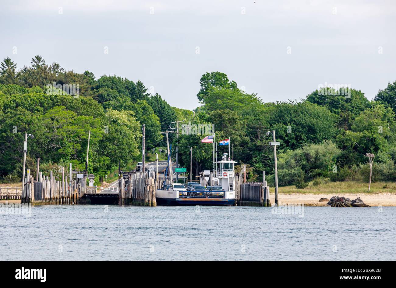 South Ferry voll beladen mit Autos auf der North Haven Side, North Haven, NY Stockfoto