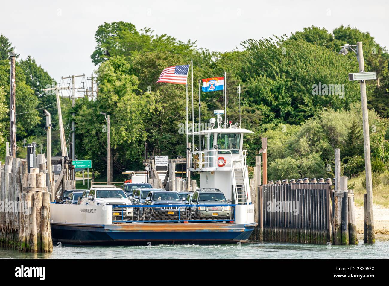 South Ferry voll beladen mit Autos auf der North Haven Side, North Haven, NY Stockfoto