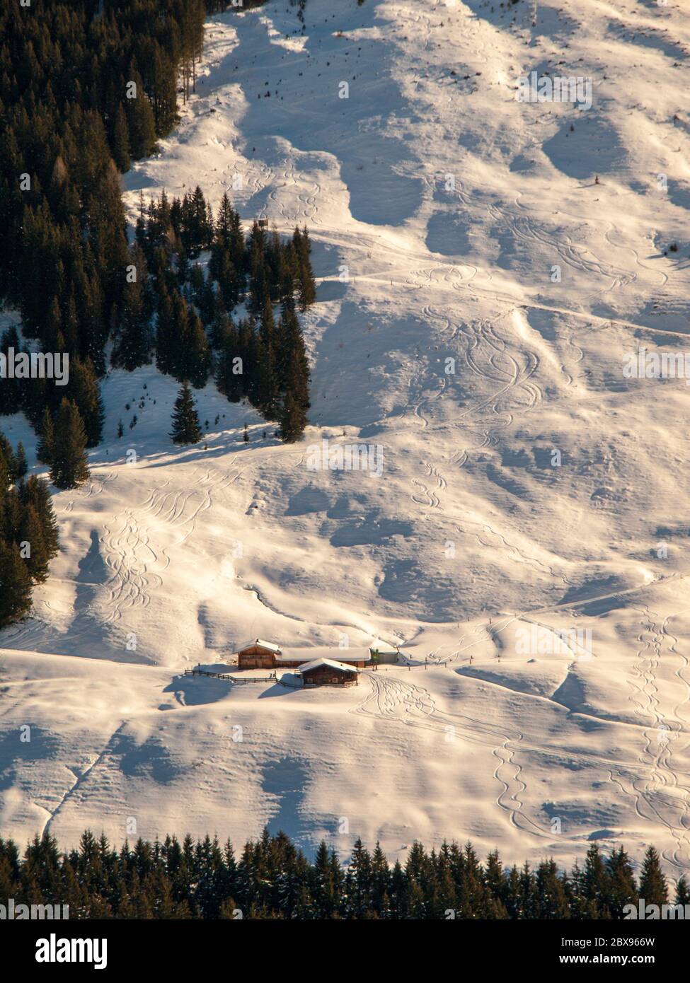 Abendansicht der Hütte im Steilhang. Winter Backountry Skitourengebiet, Österreichische Alpen, Europa. Stockfoto