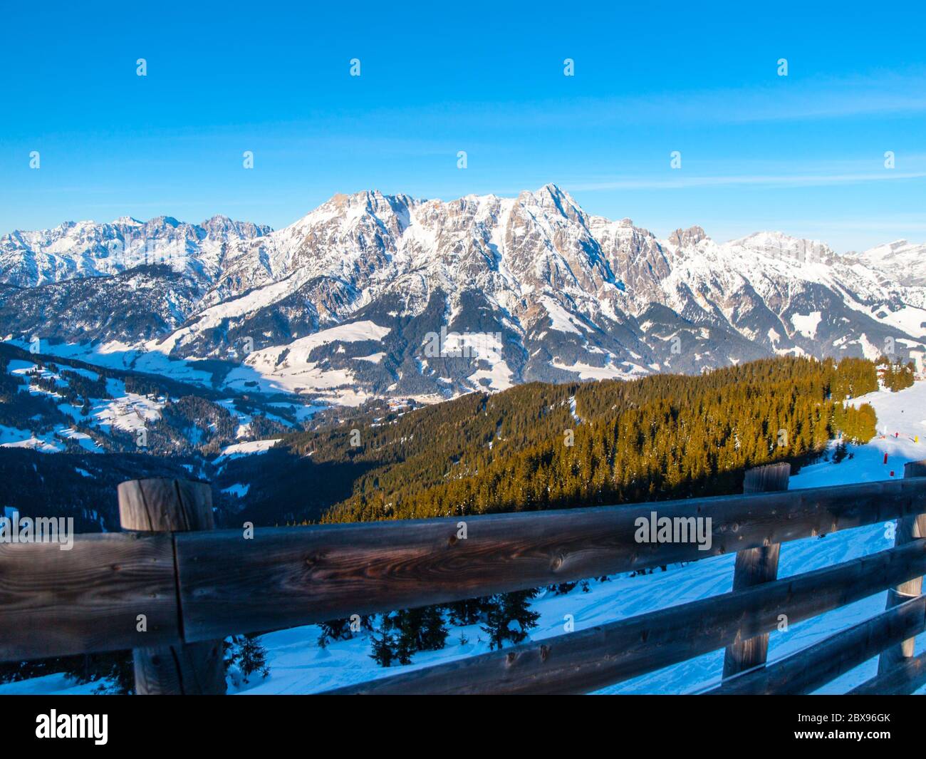 Hohe felsige schneebedeckte Spitze an sonnigen Wintertag mit blauem Himmel. Alpine Bergrücken. Stockfoto