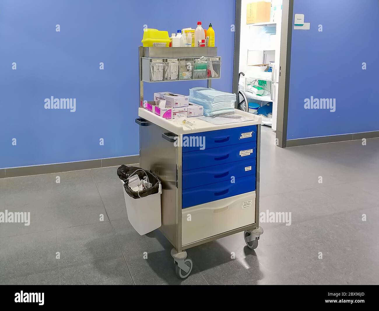 Huelva, Spanien - 6. Juni 2020: Medizinische Versorgung und medizinisches Instrumentarium auf einem Wagen im Korridor eines Krankenhauses Stockfoto