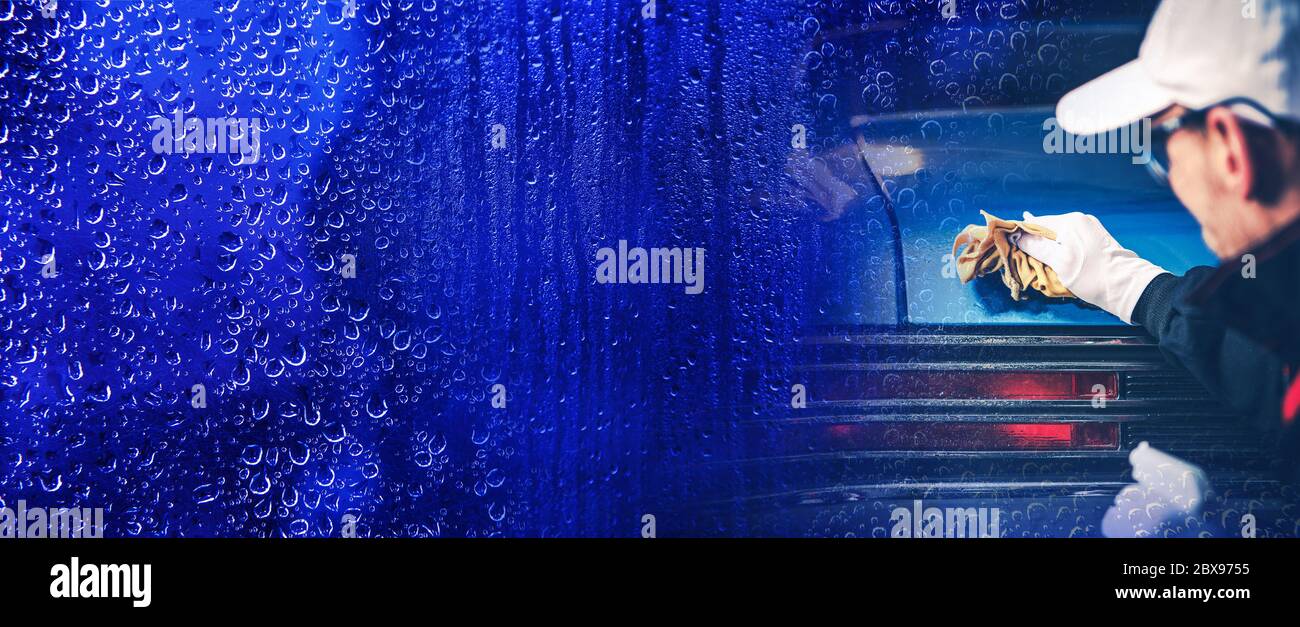 Auto Waschen Kopie Raum Fahrzeug Waschen Banner. Panorama-Hintergrund Bild mit kaukasischen Arbeiter Detaillierung Blue Car. Stockfoto