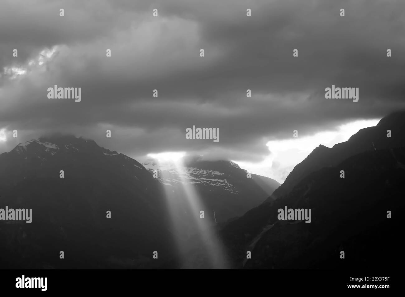 Italienische Alpen rund um die Stadt Meran, Südtirol, Italien. Schwarzweiß, Graustufenfotografie. Stockfoto