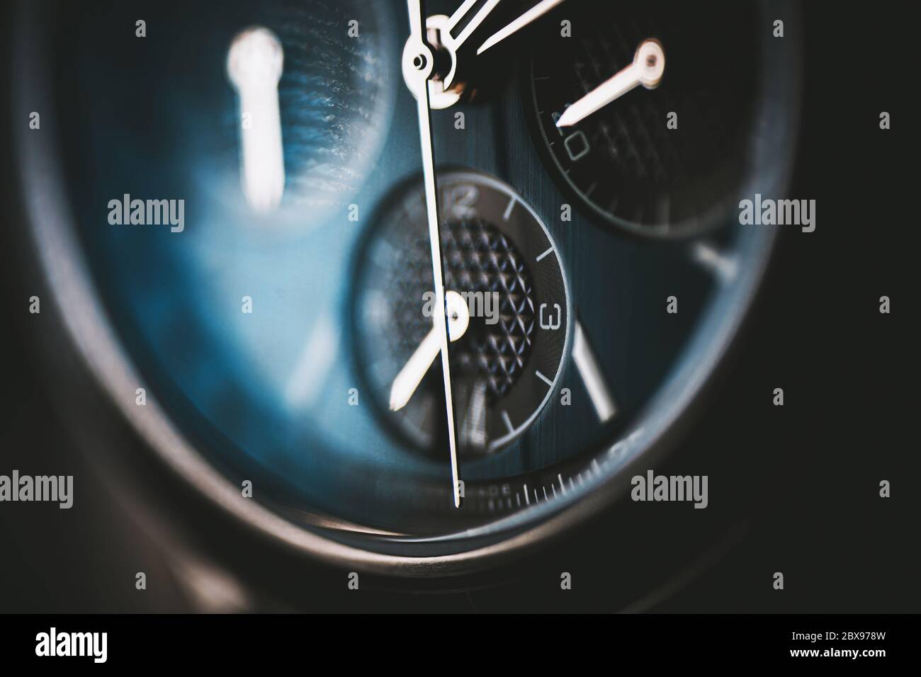 Uhrzeitmotiv. Luxus Herren Uhr Detaillierte Nahaufnahme. Luxusgüter Stockfoto