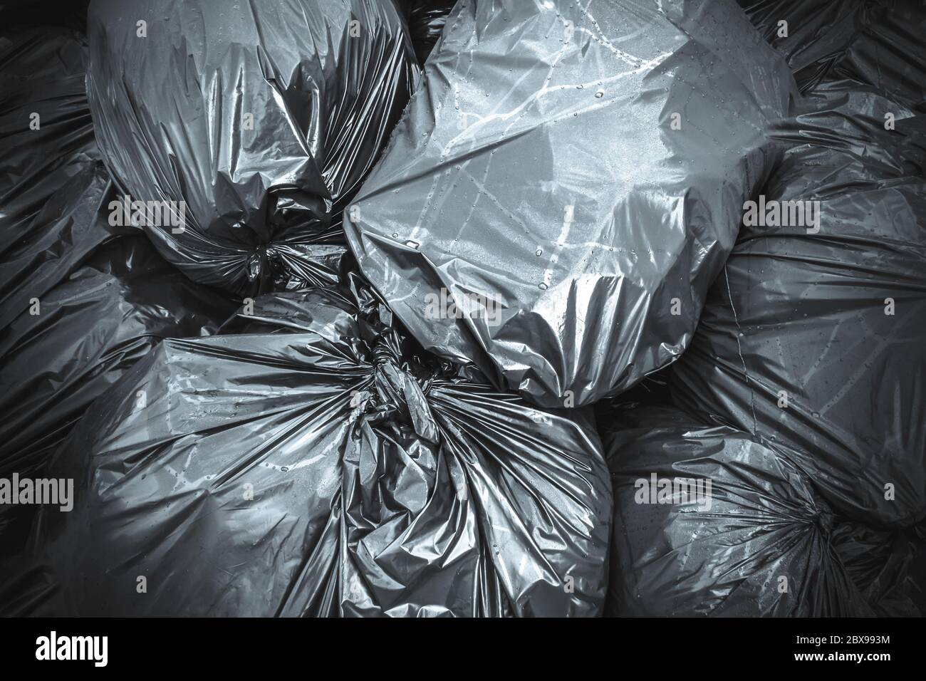Müllsäcke. Abfall, schwarze Müllsäcke Plastikstapel. Viele Müllsäcke  stapeln sich Stockfotografie - Alamy