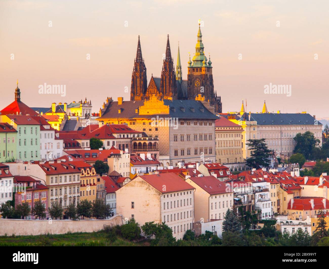 Prager Burg mit der St. Veits Kathedrale. Abendansicht von den Gärten des Klosters Strahov, Hradcany, Prag, Tschechische Republik. Stockfoto