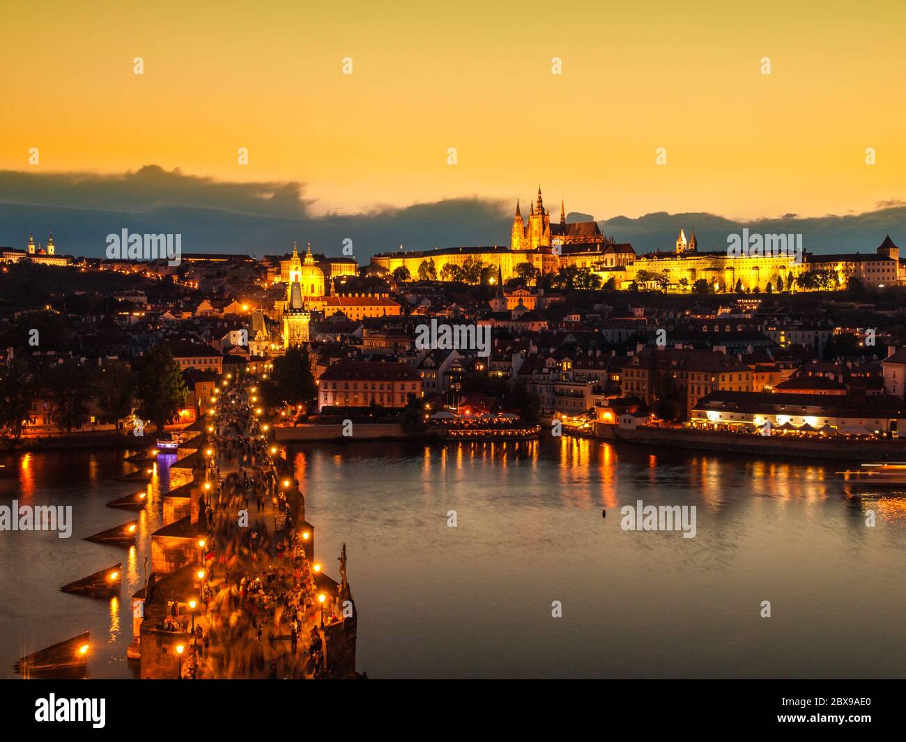 Prag Abendpanorama. Luftaufnahme der Prager Burg und der Karlsbrücke über die Moldau vom Altstädter Brückenturm, Tschechische Republik. Stockfoto