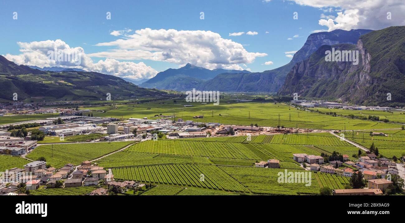 Luftaufnahme des Dorfes Mezzocorona in Trentino-Südtirol - Norditalien: Charmantes Dorf im Herzen der Piana Rotaliana Königsberg Stockfoto