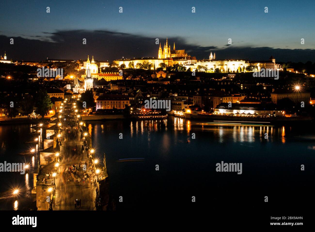 Prag Abendpanorama. Luftaufnahme der Prager Burg und der Karlsbrücke über die Moldau vom Altstädter Brückenturm, Tschechische Republik. Stockfoto