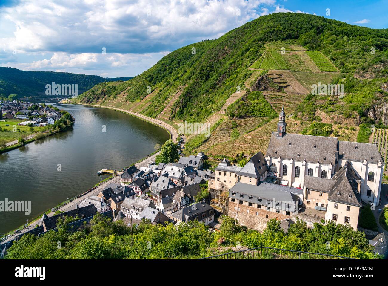 Blick von der Burg Metternich auf Beilstein und die Mosel , Rheinland-Pfalz, Deutschland Blick von der Burg Metternich auf Beilstein und die Mosel Stockfoto