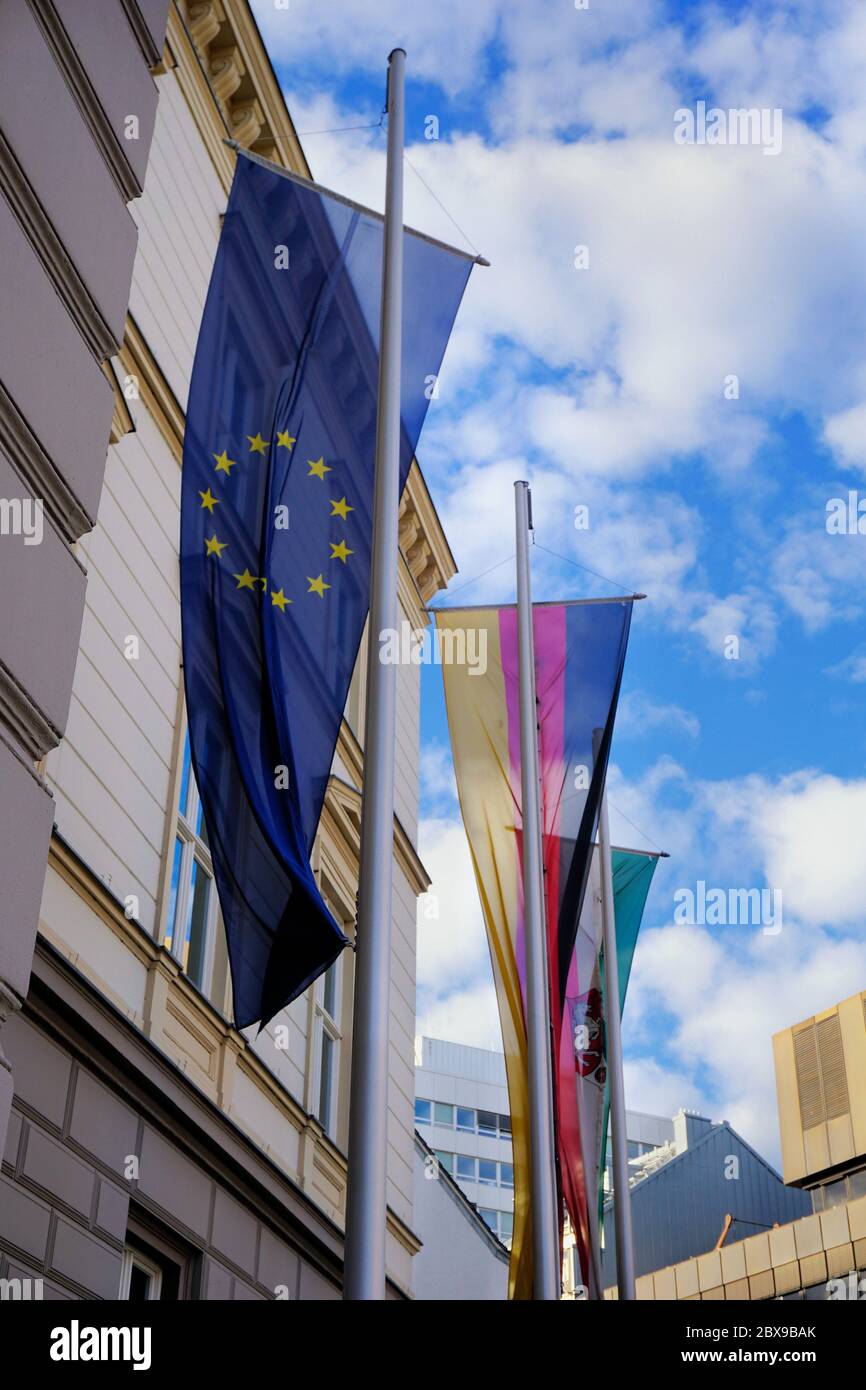 Europäische, deutsche und nordwestfälische Flagge vor dem Justizministerium in Düsseldorf. Stockfoto