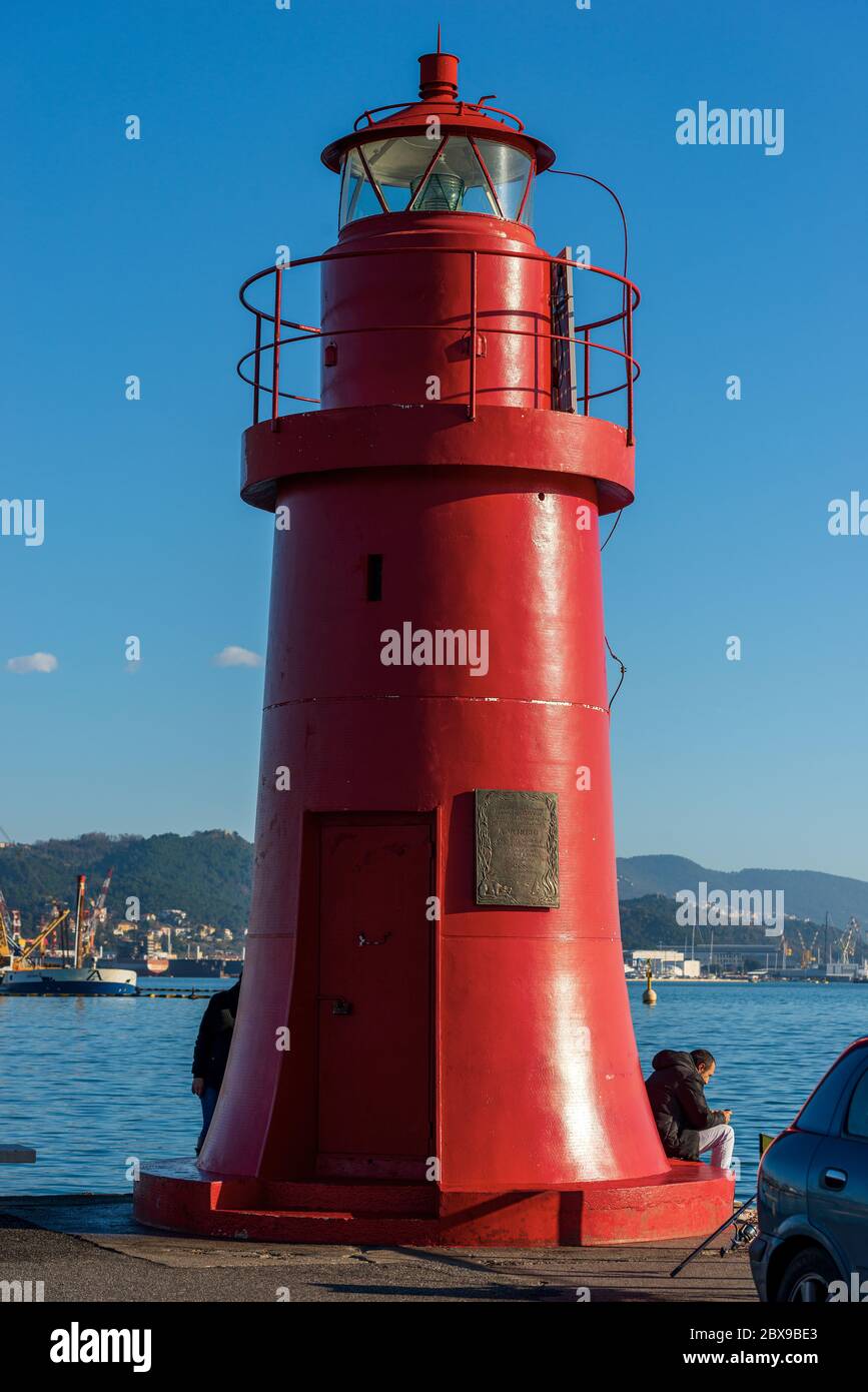 Alter roter Leuchtturm am Kai des Hafens, Golf von La Spezia, Ligurien, Italien, Europa Stockfoto