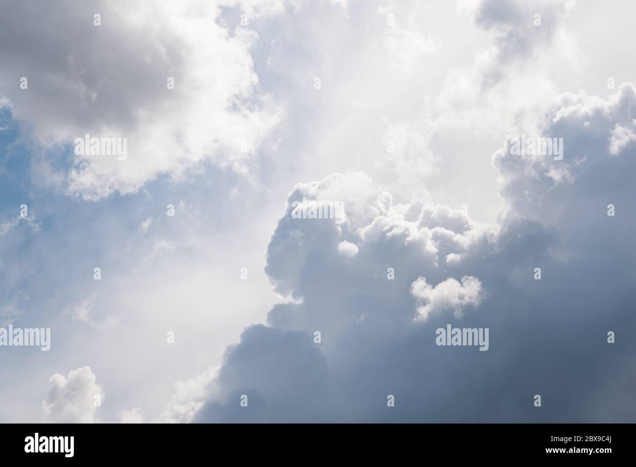 Himmelslandschaft in Grau- und Weißtönen. Nach Regen Stockfoto