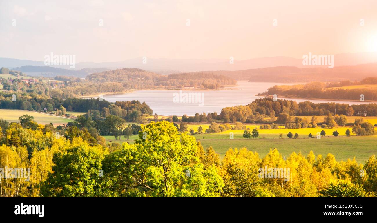 Herbstlandschaft am Lipno-Stausee, Nationalpark Böhmerwald, Südböhmen, Tschechische Republik. Stockfoto