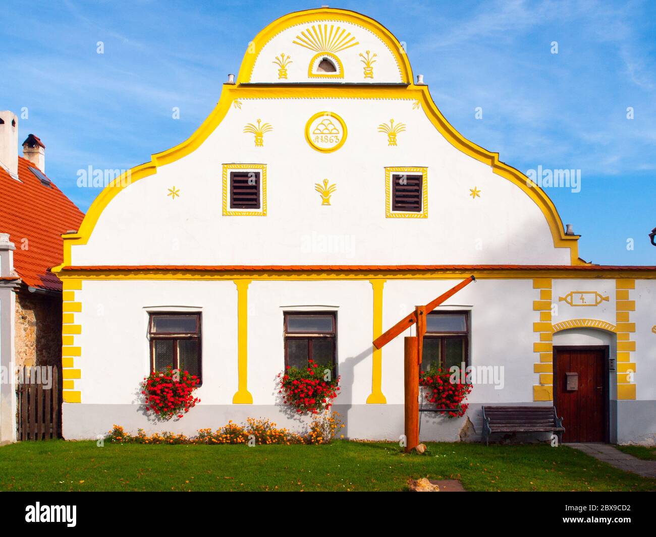 Malerisches Haus von Holasovice, kleines ländliches Dorf mit rustikaler barocker Architektur. Südböhmen, Tschechische Republik. UNESCO-Weltkulturerbe. Stockfoto