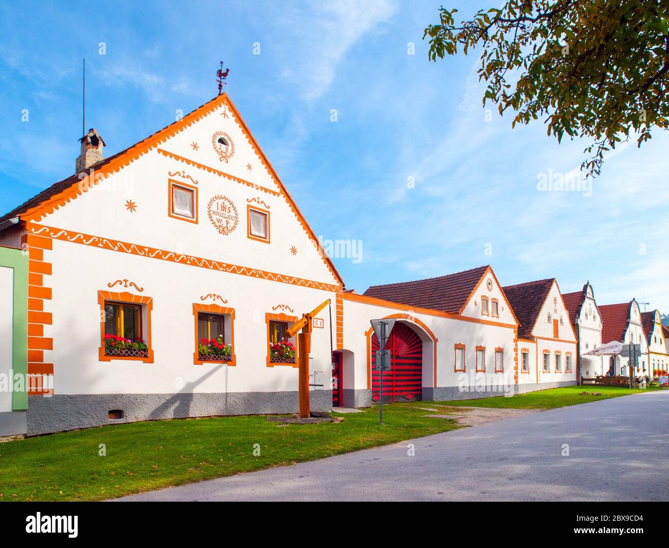 Malerische Häuser von Holasovice, kleine ländliche Dorf mit rustikalen barocken Architektur. Südböhmen, Tschechische Republik. UNESCO-Weltkulturerbe. Stockfoto