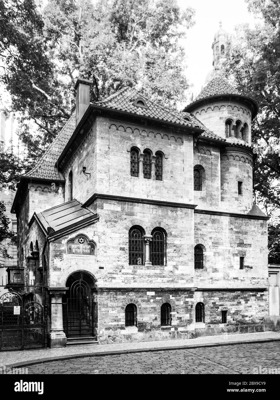 Zeremonialsaal in der Nähe des Jüdischen Friedhofs im Josefov-Viertel, Altstadt von Prag, Tschechische Republik. Schwarzweiß-Bild. Stockfoto