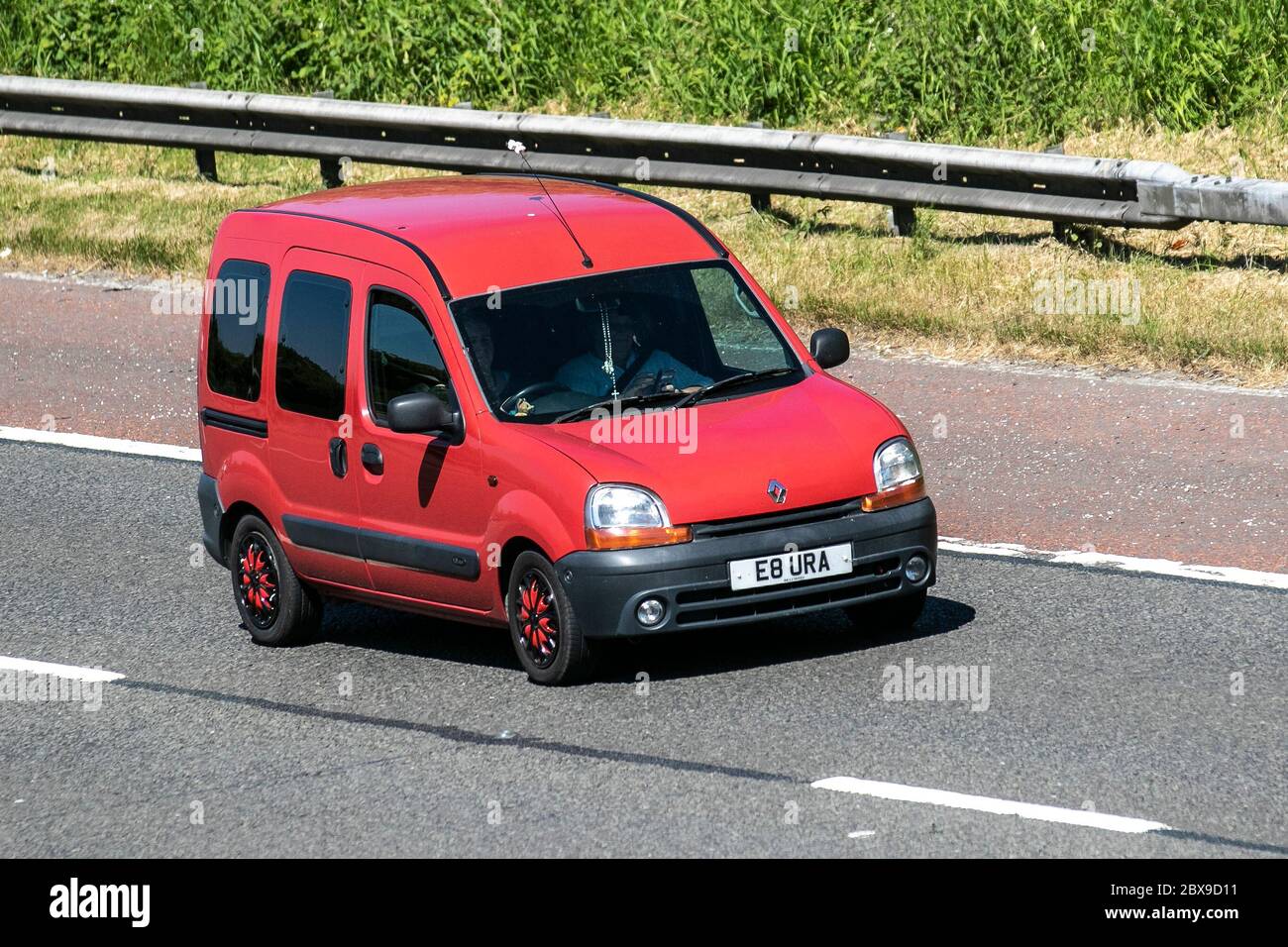 2002 rot Renault Kangoo Authentique; Fahrzeug Verkehr bewegende Fahrzeuge, Autos fahren Fahrzeug auf britischen Straßen, Motoren, Autofahren auf der Autobahn M6 Stockfoto