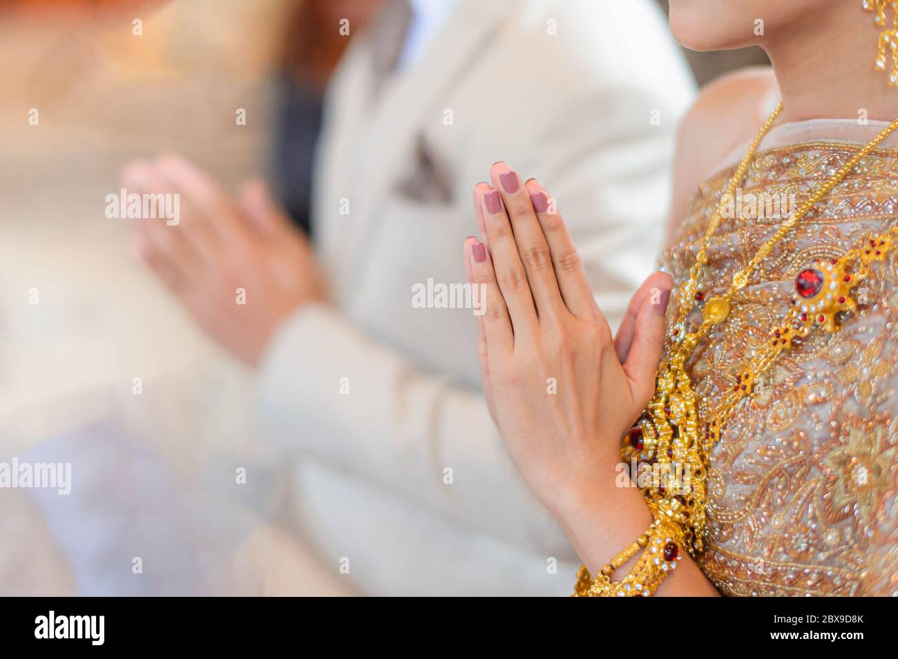 Thai traditionelle Begrüßung mit Braut und Bräutigam Hände, Thai Hochzeit Verlobungszeremonie Stockfoto