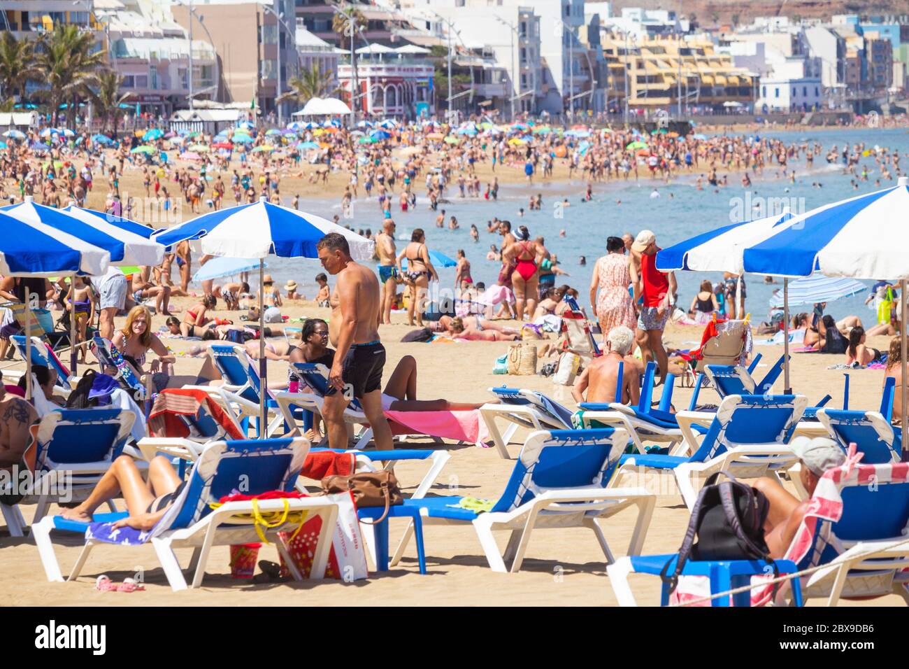 Las Palmas, Gran Canaria, Kanarische Inseln, Spanien. Juni 2020. Die Einheimischen sonnen sich an einem vollgepackten, touristenfreien Stadtstrand in Las Palmas auf gran Canaria, wenn die Temperaturen 34 Grad Celsius erreichen. Auf den Kanarischen Inseln und in vielen anderen Regionen Spaniens werden die Beschränkungen weiter gelockert, wenn sie am Montag, den 8. Juni, in die Phase 3 der Lockdown Lockdown-Lockerung eintreten. Quelle: Alan Dawson/Alamy Live News Stockfoto