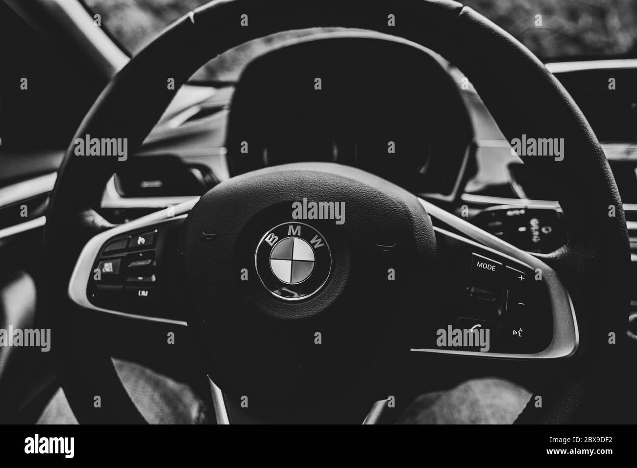 Russland Sotschi Krasnaya Polyana 4. Juni 2020. Schwarz-Weiß-Foto Lenkrad BMW Stockfoto