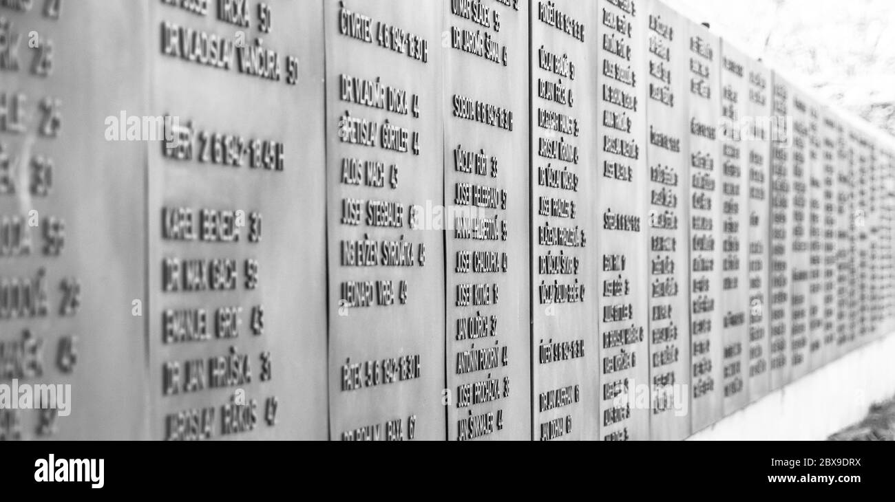 PRAG, TSCHECHISCHE REPUBLIK - 9. DEZEMBER 2017: Liste der Opfer des ehemaligen Schießschrandes Kobylisy, Prag, Tschechische Republik. Ort der Massenhinrichtungen während des Zweiten Weltkriegs durch die Nazis nach der Ermordung von Reinhard Heydrich. Stockfoto