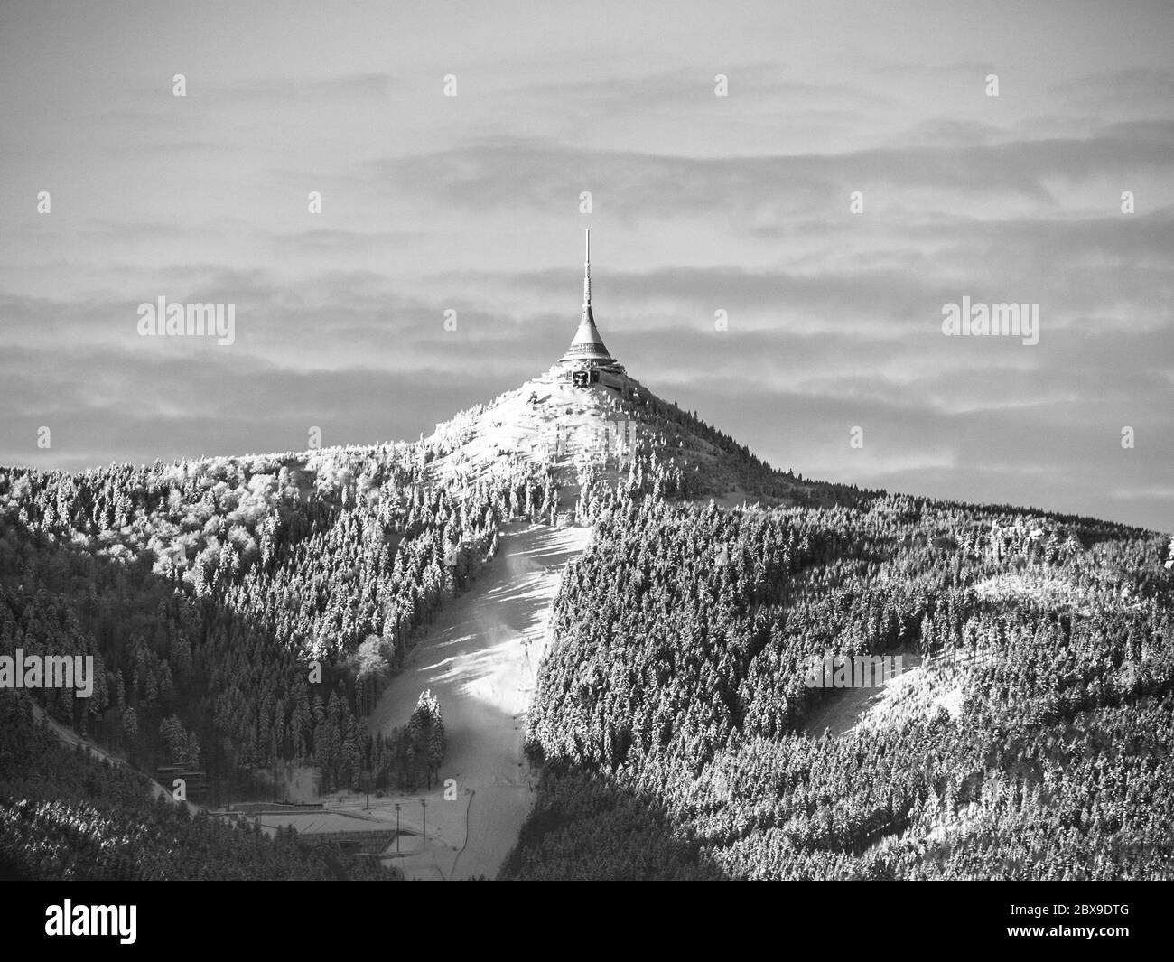 Morgenaufgangszeiten am Jested Mountain und Jested Ski Resort. Winterstimmung. Liberec, Tschechische Republik. Schwarzweiß-Bild. Stockfoto