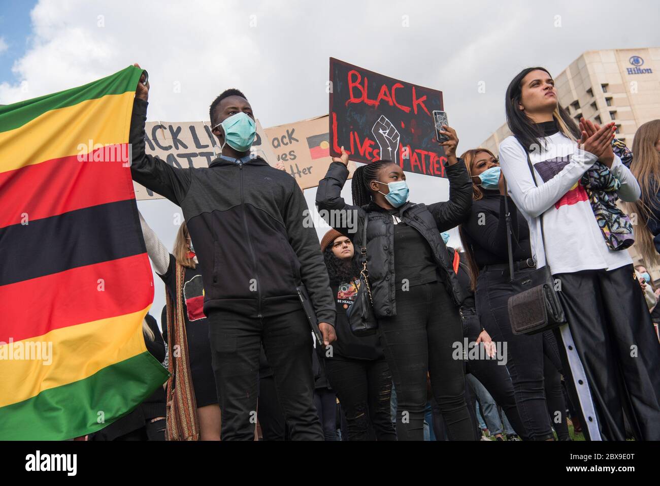 Adelaide, Australien. Juni 2020. Während der Demonstration tragen die Demonstranten Plakate und eine Flagge mit Gesichtsmasken. Tausende Demonstranten versammelten sich auf dem Victoria Square in Adelaide und demonstrierten für die Bewegung Black Lives Matter und gegen die in Haft lebenden australischen Aborigines. Ausgelöst durch den Tod des Afrikaners George Floyd in den Händen eines weißen Polizisten im US-Bundesstaat Minneapolis, wurden Proteste in allen großen australischen Städten beobachtet. Quelle: SOPA Images Limited/Alamy Live News Stockfoto