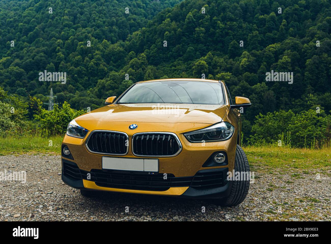 Russland Sotschi Krasnaya Polyana 4. Juni 2020. Neue Goldene Stadt SUV BMW x2 Stockfoto