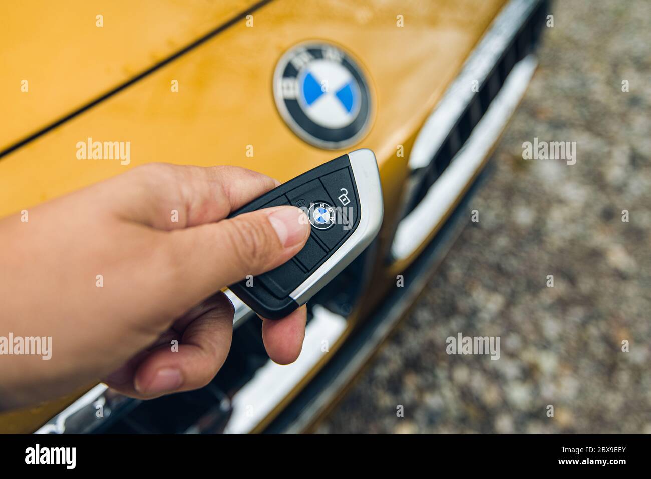 Russland Sotschi Krasnaya Polyana 4. Juni 2020. Hand mit elektronischem Schlüssel aus dem neuen Golden City SUV BMW x2 Stockfoto