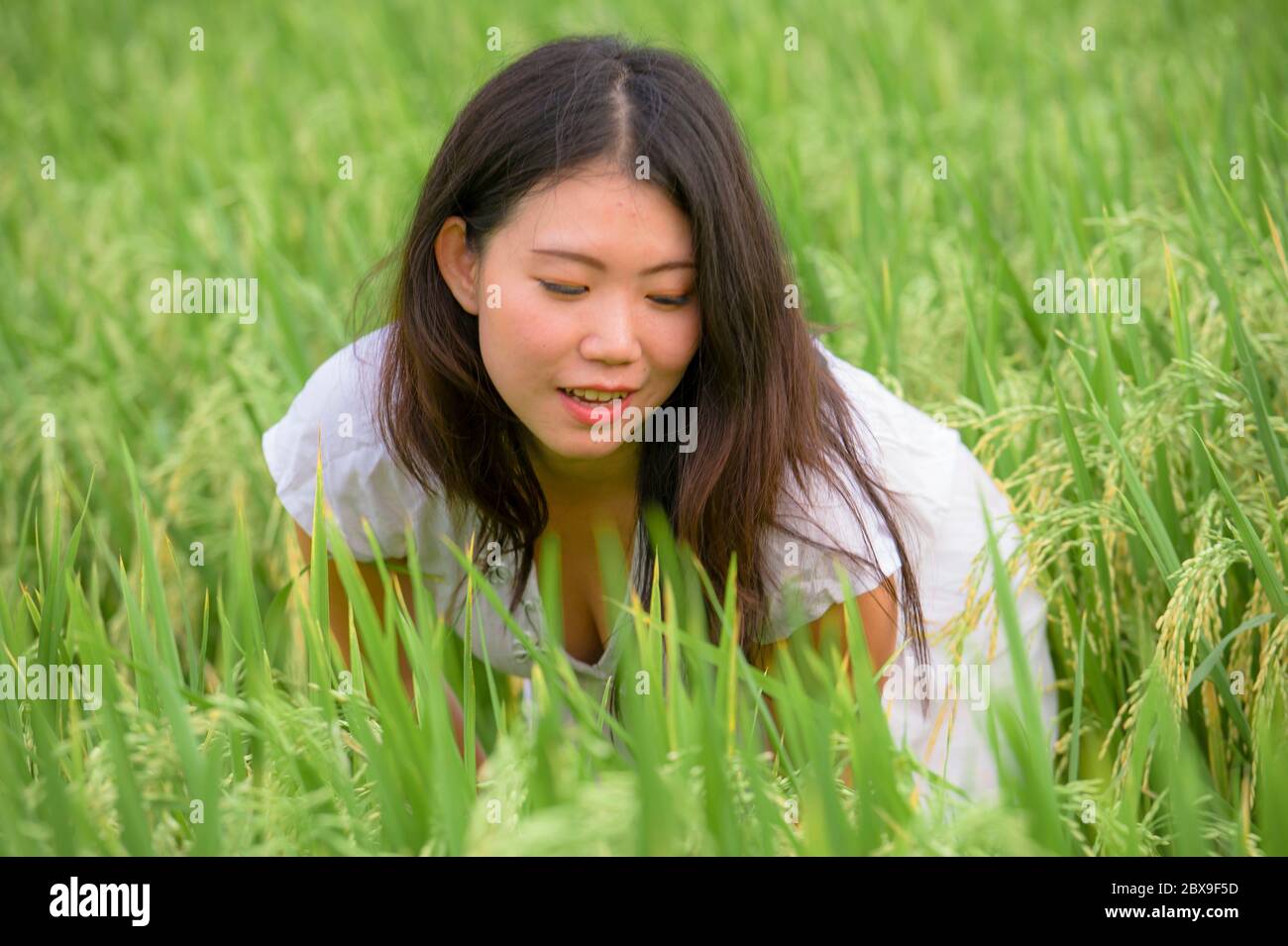 Asiatische Mädchen Gegen Mädchen Machen Liebe Im Freien Asiatische Mädchen Gegen Mädchen Machen Liebe Im Freien