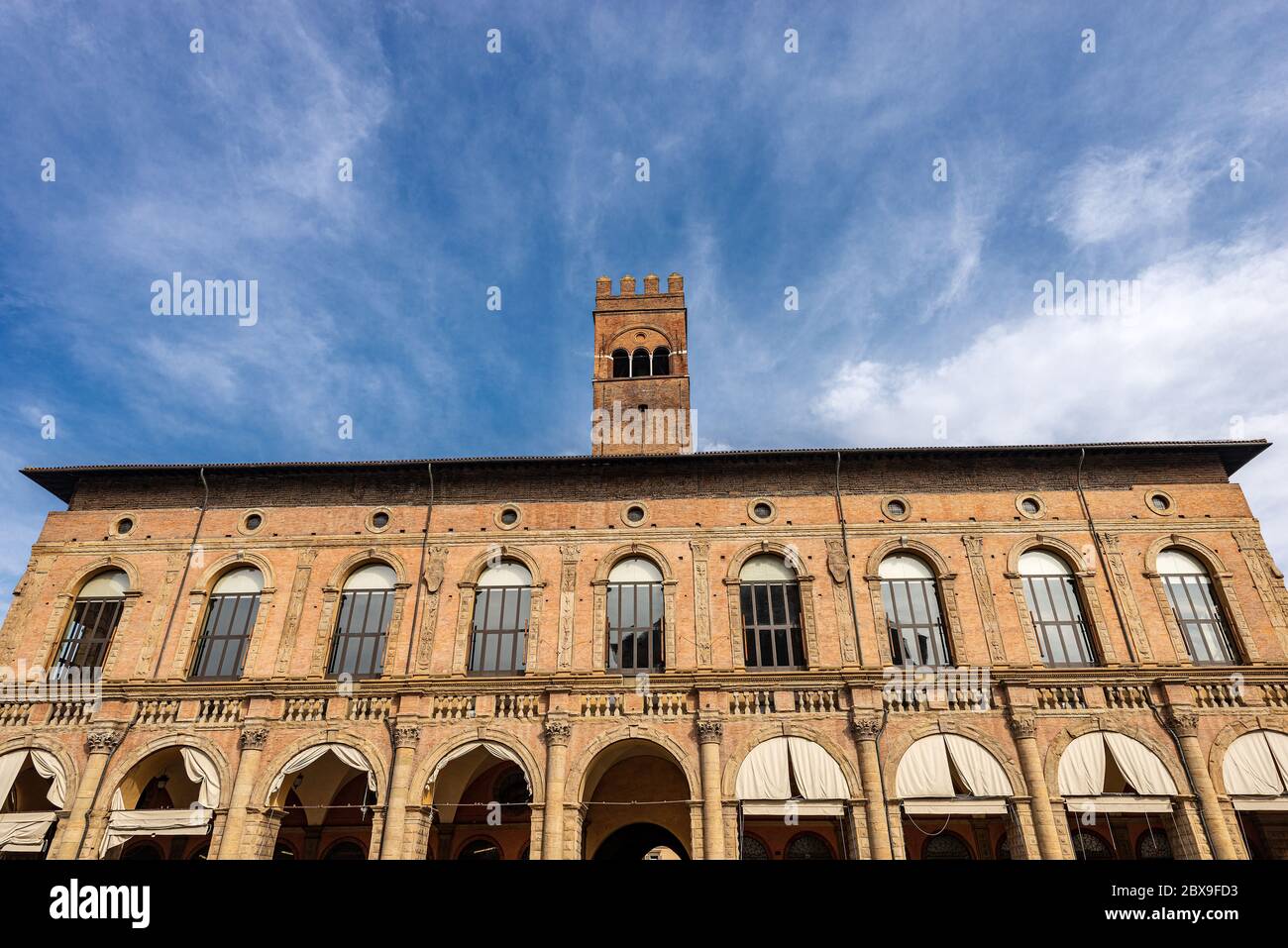 Palazzo Re Enzo (König Enzo) auf der Piazza Maggiore. Antiker gotischer Palast (1245) im Stadtzentrum von Bologna, Emilia-Romagna, Italien, Europa Stockfoto