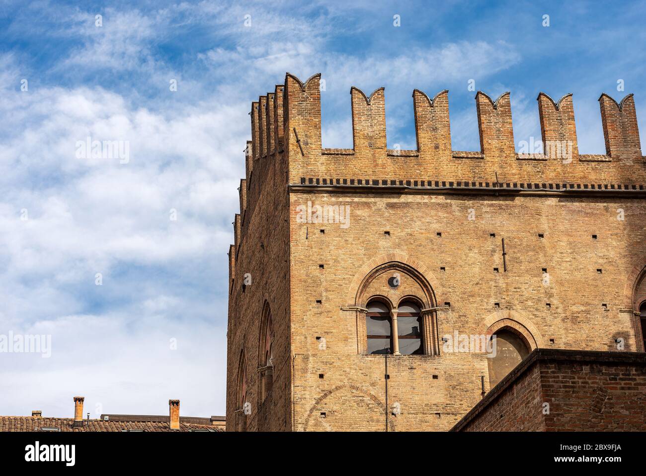 Nahaufnahme des mittelalterlichen Palazzo Re Enzo (König Enzo Palast, 1245) auf der Piazza del Nettuno, Bologna Innenstadt, Emilia-Romagna, Italien, Europa. Stockfoto