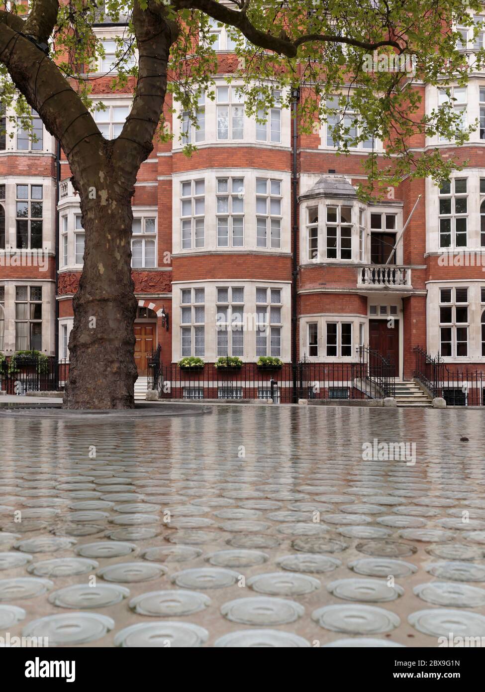Fassade der Gebäude entlang Carlos Place mit dem öffentlichen Wasser Feature Silence von Tado Ando im Vordergrund, London, England Stockfoto