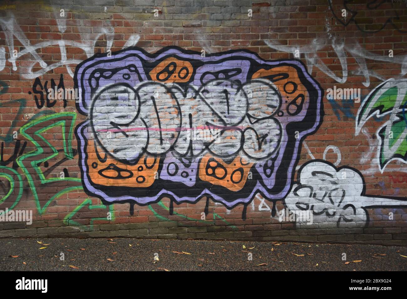 Graffiti in Grapeschill untergehen Norwich Stockfoto