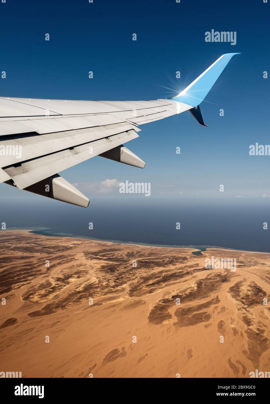 Verkehrsflugzeug fliegt über die Sahara Wüste und das Rote Meer in der Nähe von Marsa Alam, Ägypten, Afrika. Stockfoto