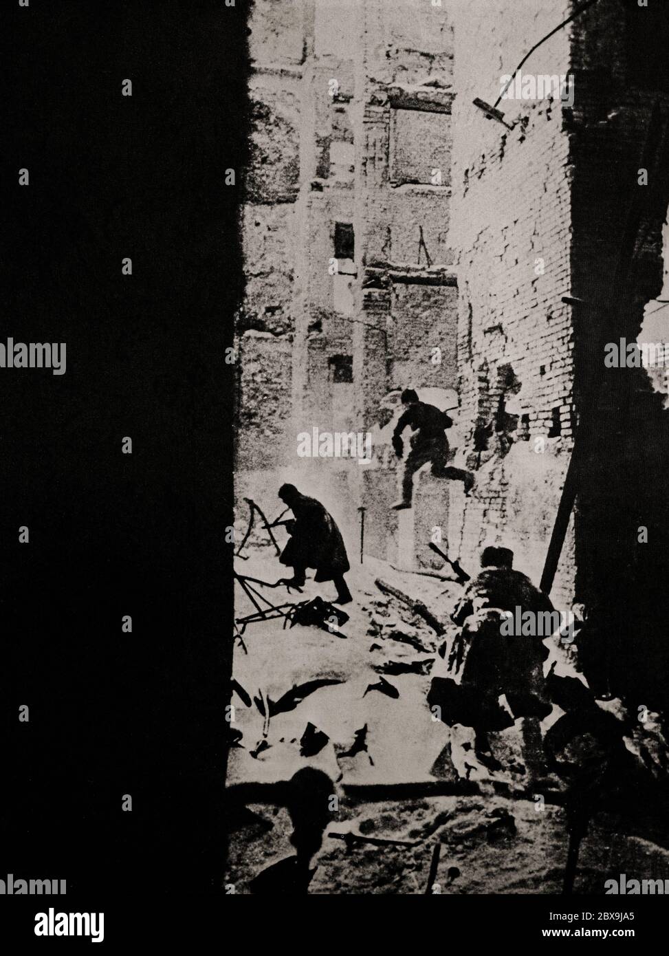 Russische Soldaten in Haus zu Haus kämpfen während der Schlacht von Stalingrad (1942-1943), als Deutschland und seine Verbündeten kämpften die Sowjetunion für die Kontrolle der Stadt Stalingrad (jetzt Wolgograd) in Südrussland. Sie war geprägt von heftigen Nahkampfkämpfen und direkten Angriffen auf Zivilisten bei Luftangriffen während einer der blutigsten Schlachten in der Geschichte der Kriegsführung, mit geschätzten 2 Millionen Todesopfern. Stockfoto